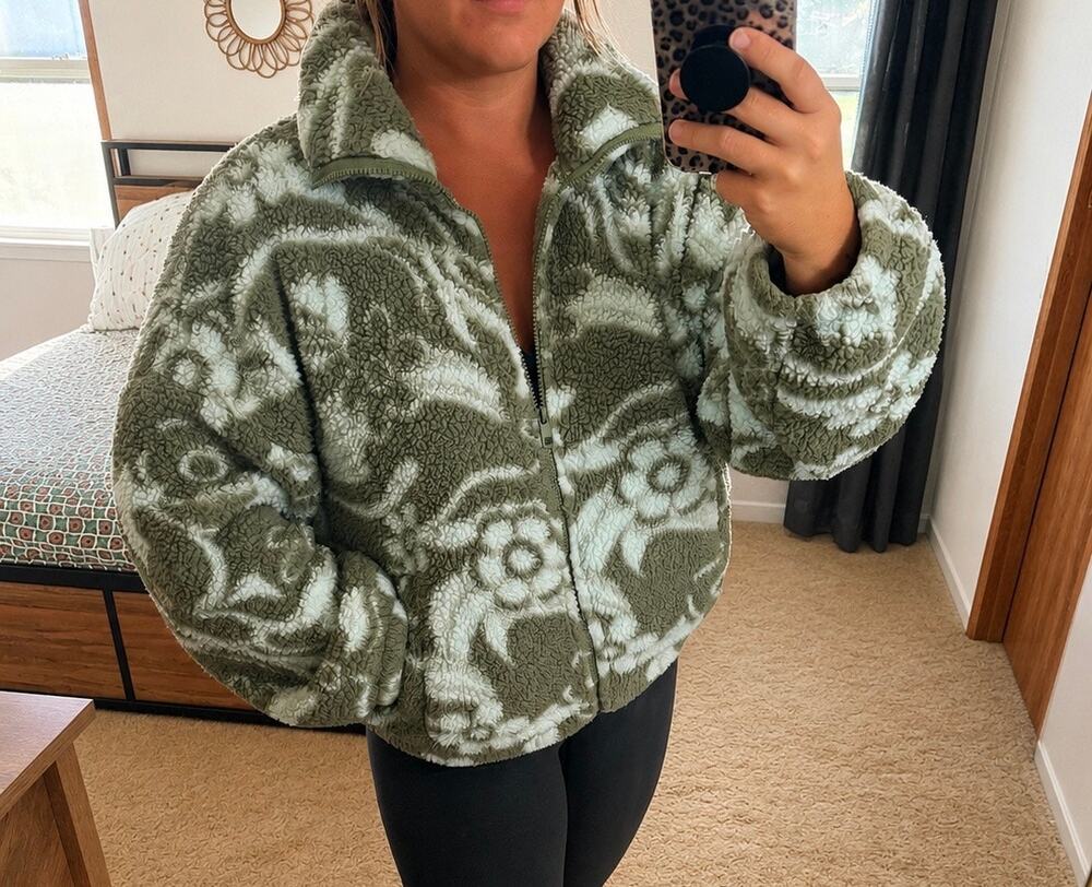 American Eagle Seriously Huggable Sherpa Jacket Medium Sage Floral